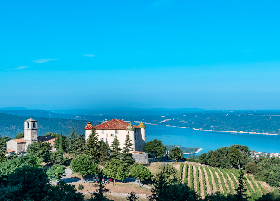 château d'Aiguines au bord du lac de Sainte-Croix