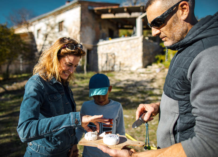 Femme en train de déguster des fromages locaux